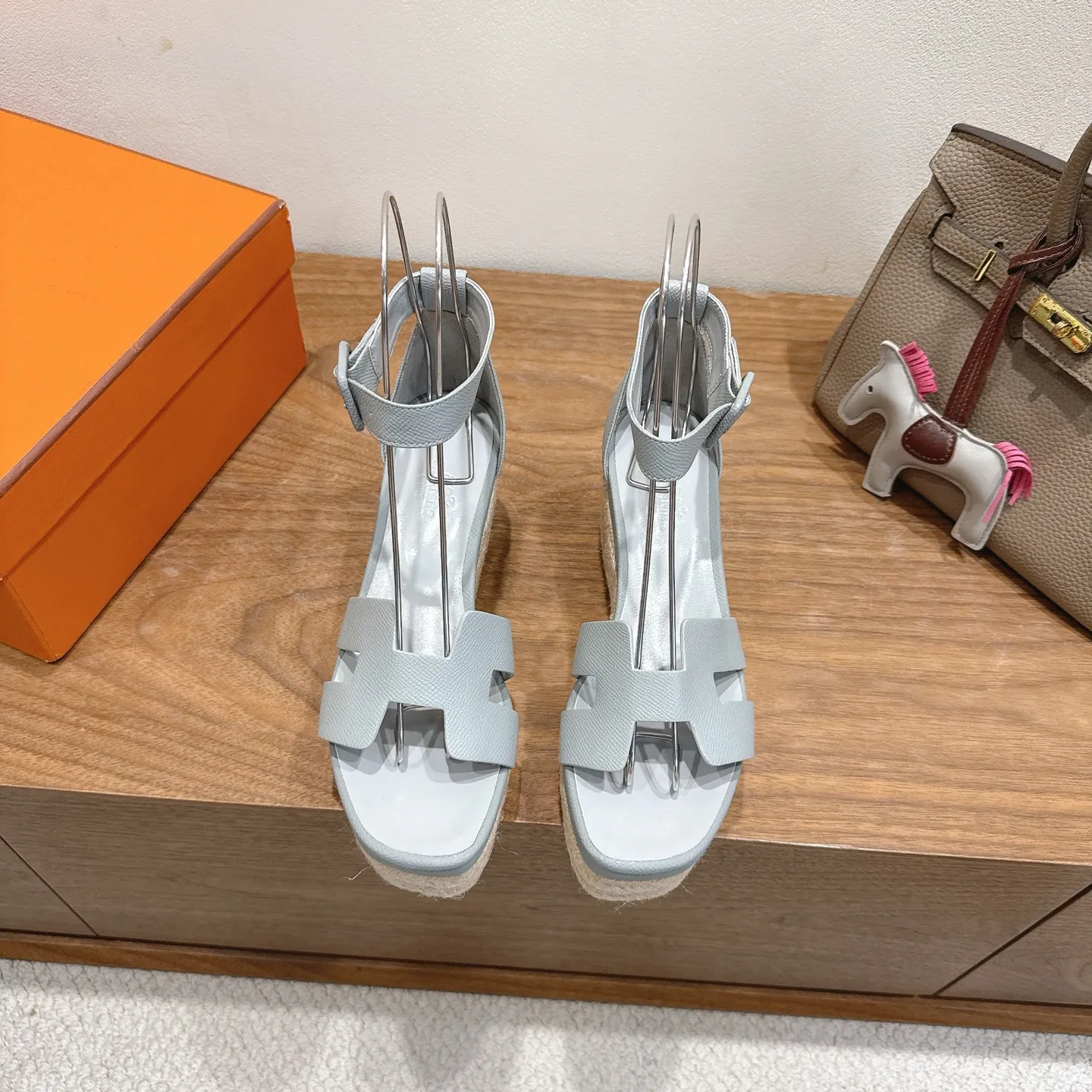 👟👟Ex-factory price 720👟👟 Hermes... a Eclair 2025 new color + popular series, the version is super positive, with a certain thickness, which makes the legs longer! Breathable, comfortable calfskin, spring and summer color matching, this item is both beautiful and comfortable! Channel supply code size: 35-39 can be ordered as 40.41 with airplane box ➕20